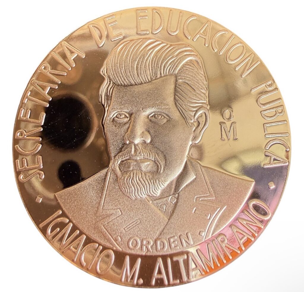 Medallas Oficiales en Oro Ley .900: Excelencia en Servicio y Mérito 3 img 6601