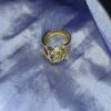Anillo de oro 14k con incrustaciones de piedra