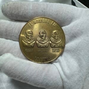 Medalla El hombre en la luna del apollo 11 con los 3 personajes que participaron como Neil Armstrong