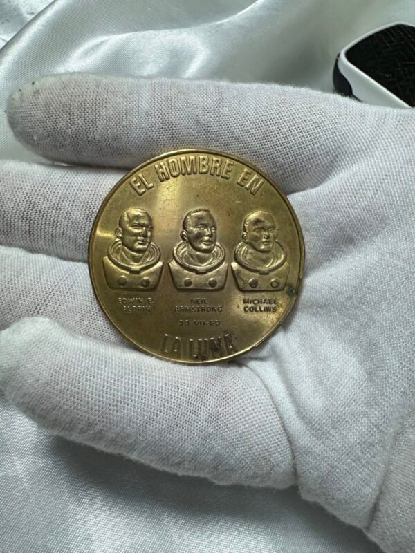 Medalla El hombre en la luna del apollo 11 con los 3 personajes que participaron como Neil Armstrong