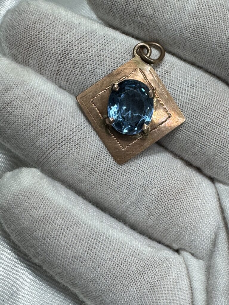 Inicio TodoPrecio.com 49 Dije oro 10k antigüedad 3.5g vintage