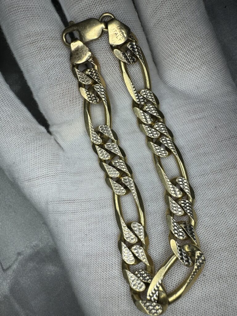 Inicio TodoPrecio.com 46 Pulsera de oro 14k Fígaro 3x1 para caballero 29.2gr