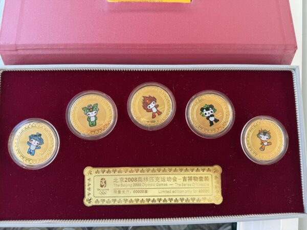 Juegos Olímpicos China Beijing 2008 Set 5 Monedas Coleccionables Mascotas Caja de lujo, Certificado Auténtico Edición Limitada - Image 2