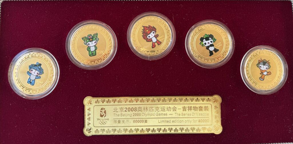Inicio TodoPrecio.com 52 Juegos Olímpicos China Beijing 2008 Set 5 Monedas Coleccionables Mascotas Caja de lujo, Certificado Auténtico Edición Limitada