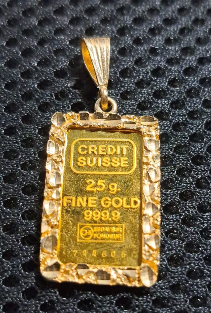 Inicio TodoPrecio.com 18 Dije de oro 2.5 gramos Crédito Suizo con Bizel de oro barroco 14k