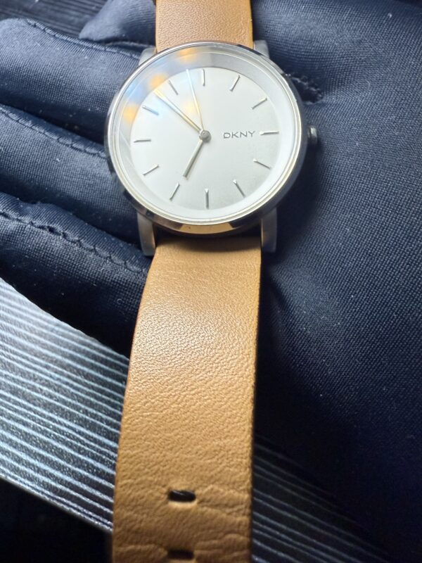 Reloj DKNY Cristal Mineral 34mm Acero Inoxidable Piel Camel - Image 5