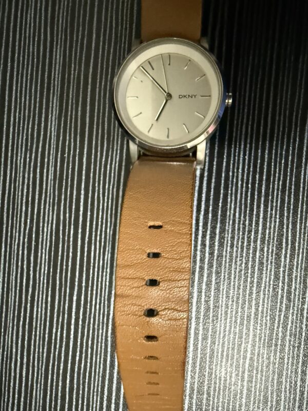 Reloj DKNY Cristal Mineral 34mm Acero Inoxidable Piel Camel - Image 3