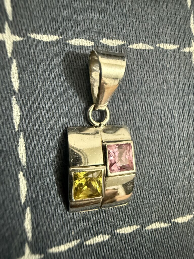 Inicio TodoPrecio.com 3 Dije de Oro Blanco de 14K Cuadrado con Piedras