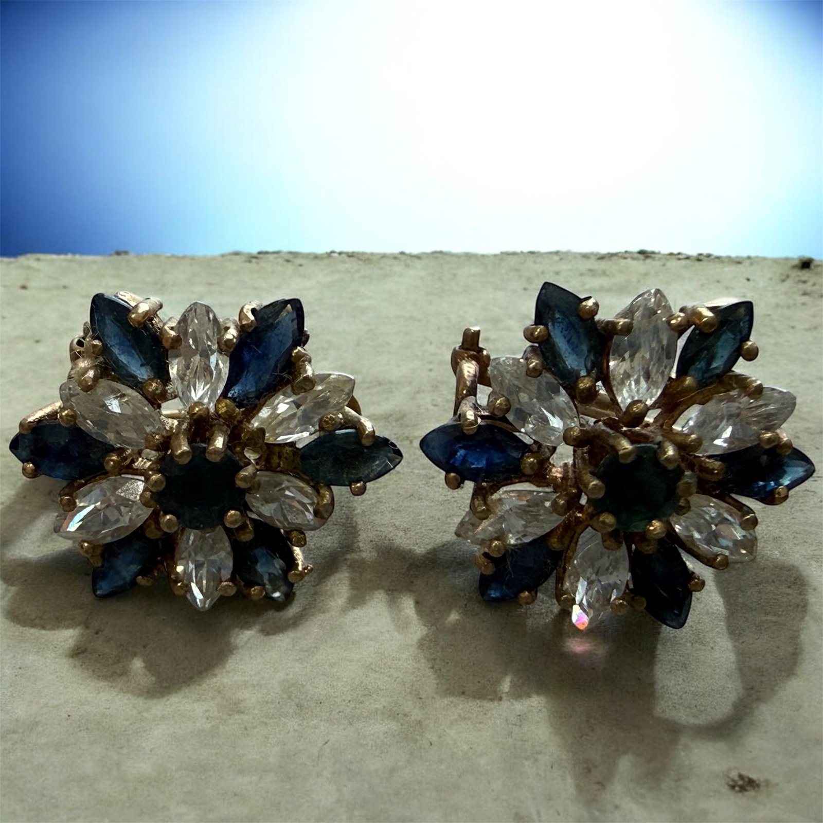 Aretes de Oro 14K | 5.1 gramos | Diseño Floral con Piedras Azul y Cristal 1 Aretes de Oro 14K | 5.1 gramos | Diseño Floral con Piedras Azul y Cristal