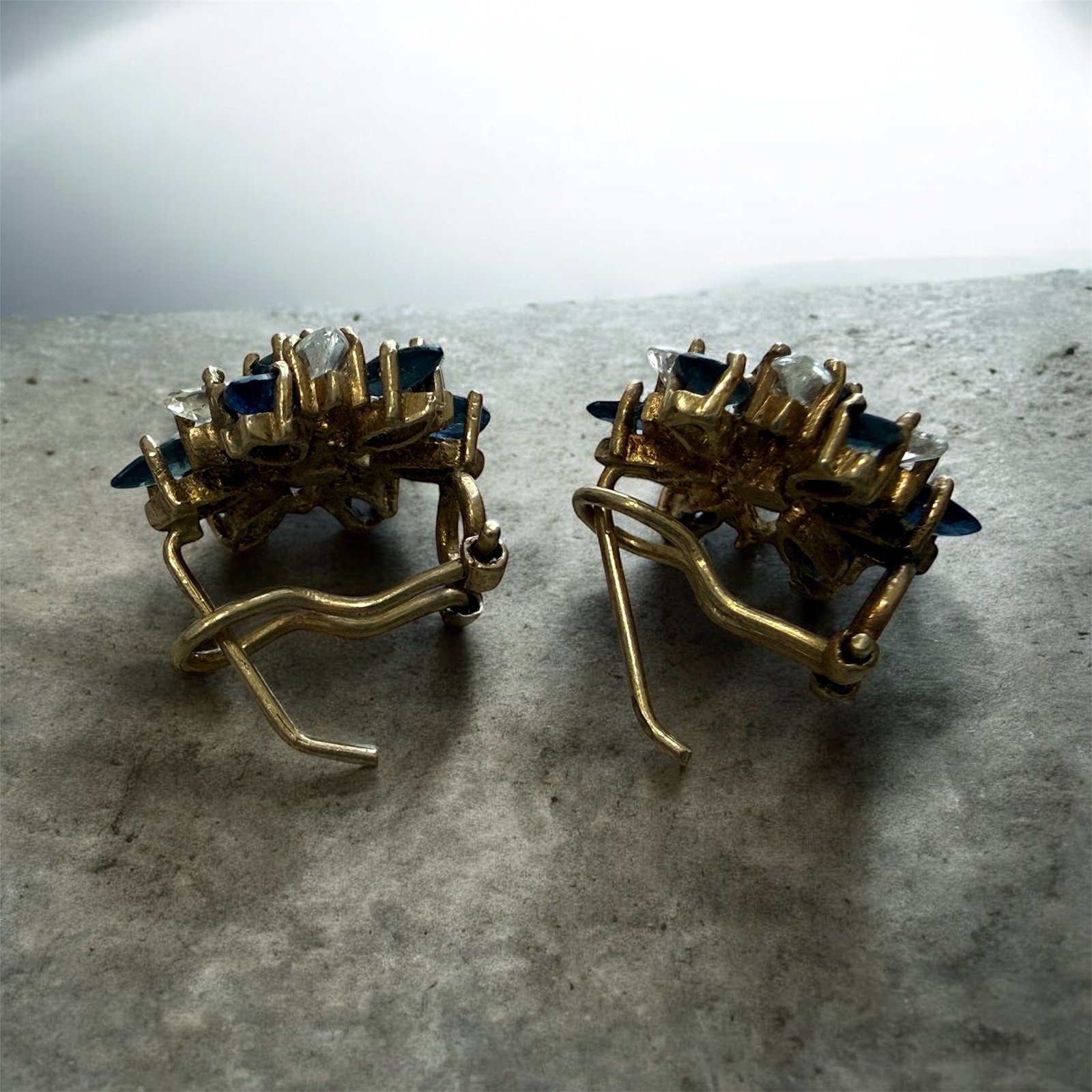 Aretes de Oro 14K | 5.1 gramos | Diseño Floral con Piedras Azul y Cristal 2 Aretes de Oro 14K | 5.1 gramos | Diseño Floral con Piedras Azul y Cristal - Image 2