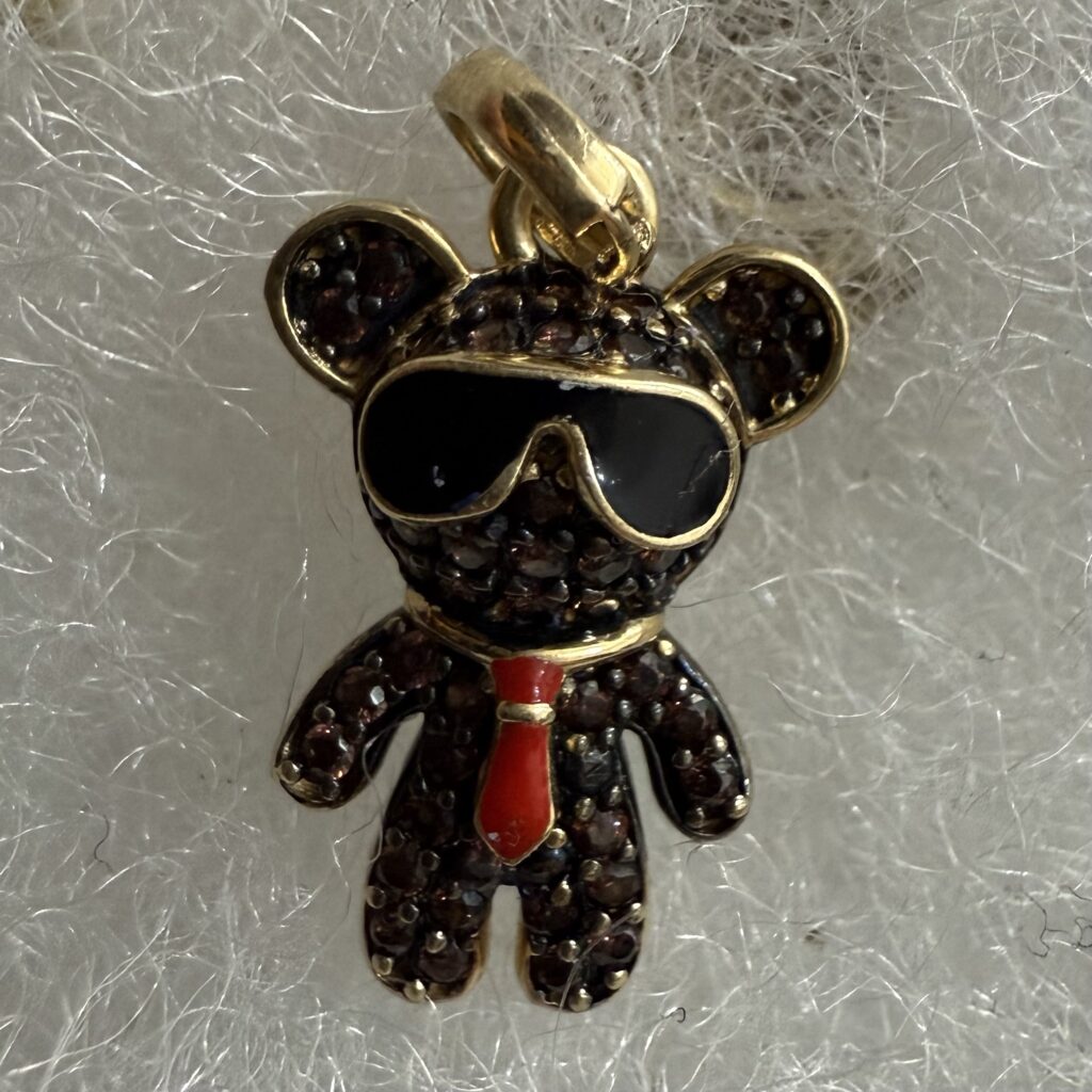 Inicio TodoPrecio.com 28 Dije de Oro 10k Oso con lentes de sol