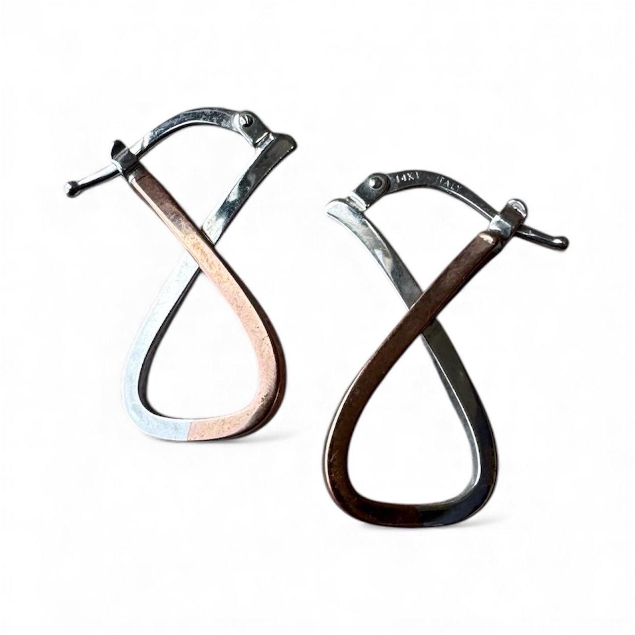 Aretes de Oro 14K Italy Doble Tono Lazo Estilizado Moderno 2 Aretes de Oro 14K Italy Doble Tono Lazo Estilizado Moderno - Image 2