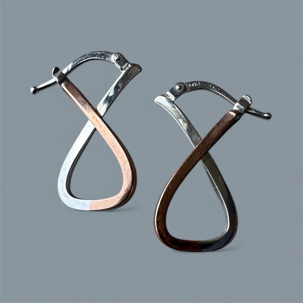 Aretes de Oro 14K Italy Doble Tono Lazo Estilizado Moderno 5 Aretes de Oro 14K Italy Doble Tono Lazo Estilizado Moderno - Image 5