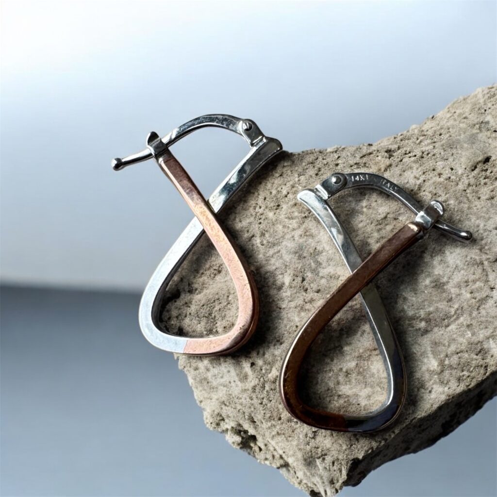 Inicio TodoPrecio.com 23 Aretes de Oro 14K Italy Doble Tono Lazo Estilizado Moderno