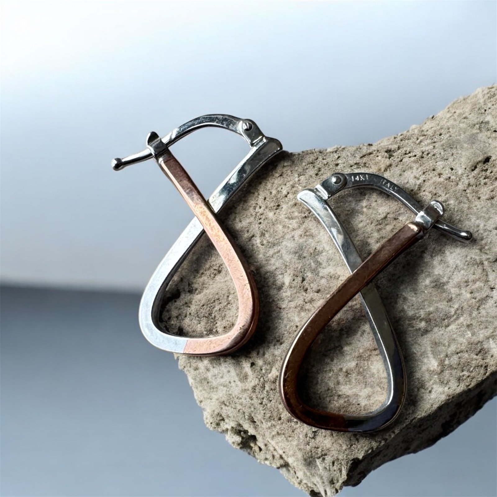 Aretes de Oro 14K Italy Doble Tono Lazo Estilizado Moderno 1 Aretes de Oro 14K Italy Doble Tono Lazo Estilizado Moderno