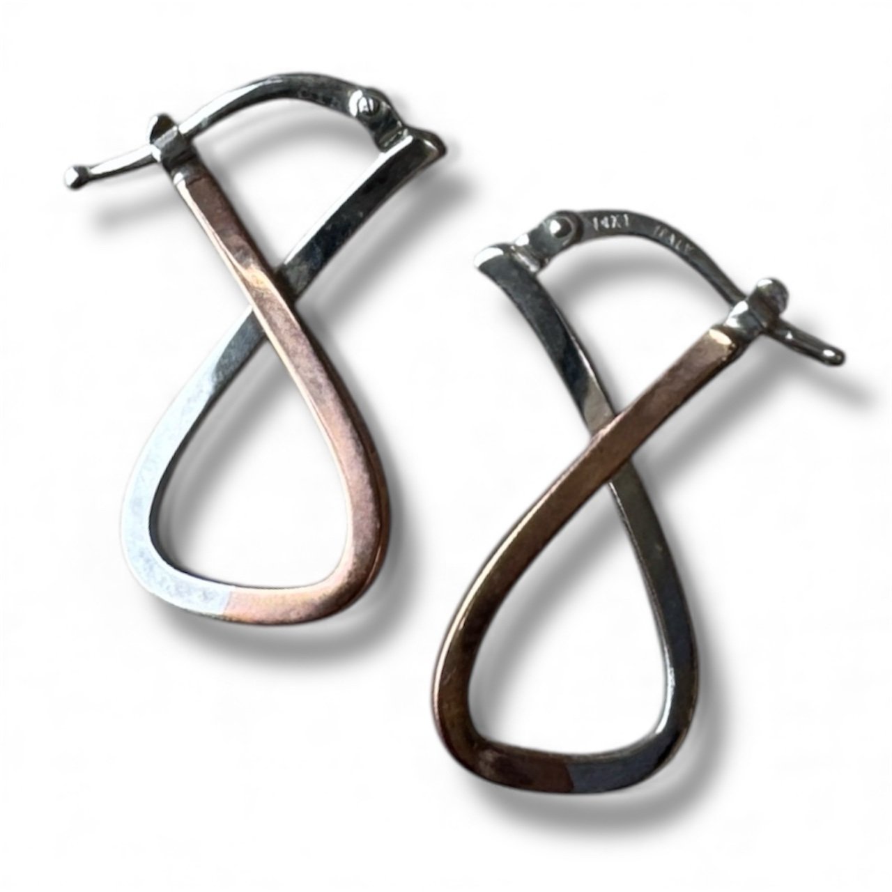 Aretes de Oro 14K Italy Doble Tono Lazo Estilizado Moderno 4 Aretes de Oro 14K Italy Doble Tono Lazo Estilizado Moderno - Image 4