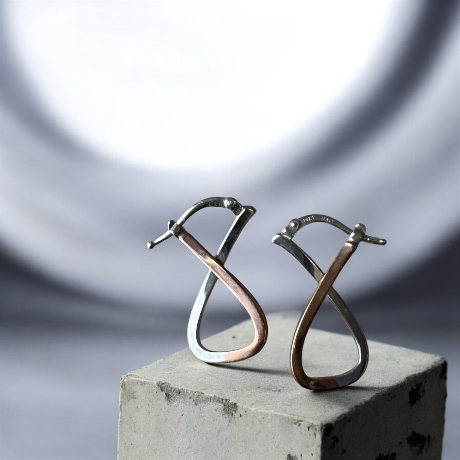 Aretes de Oro 14K Italy Doble Tono Lazo Estilizado Moderno 3 Aretes de Oro 14K Italy Doble Tono Lazo Estilizado Moderno - Image 3