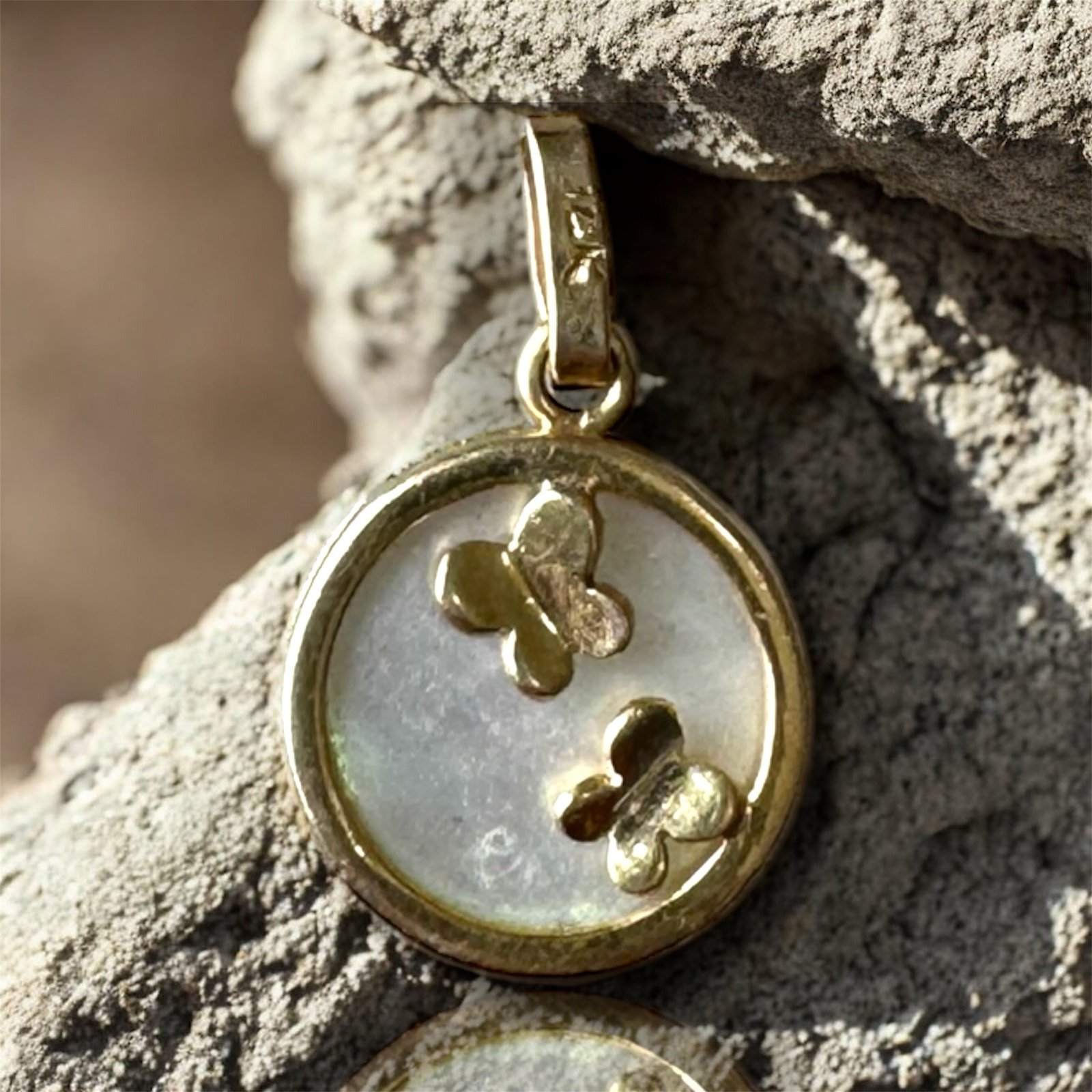 Dije de Oro 14K Concha Nácar Mariposas 1 Dije de Oro 14K Concha Nácar Mariposas