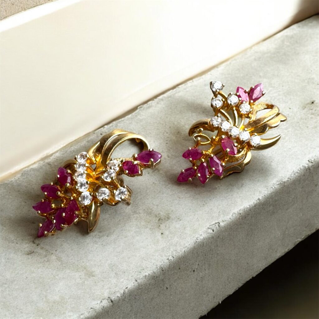 Inicio TodoPrecio.com 12 Aretes de Oro 14k con Zicornias Rojas y Detalles Brillantes – 8.3 g