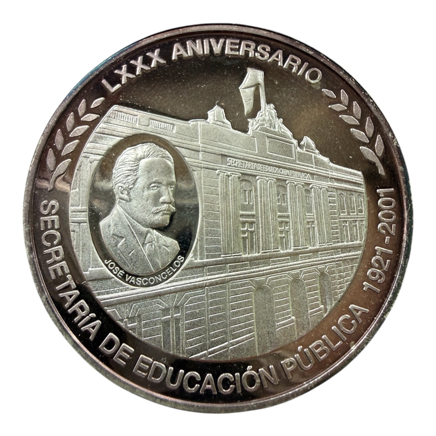 Medalla Mo. Por una Educación de Calidad para Todos LXXX Aniversario SEP 2001 2 photoroom 20260419 124517