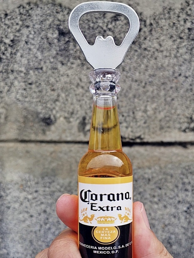 Souvenir Botella Corona con Destapador Magnético Decorativo 3 Souvenir Botella Corona con Destapador Magnético Decorativo - Imagen 3