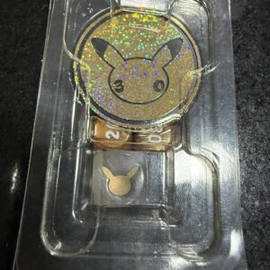 Pikachu Pokémon 30th Celebration Set de Moneda Holo y Dados ETB 2026