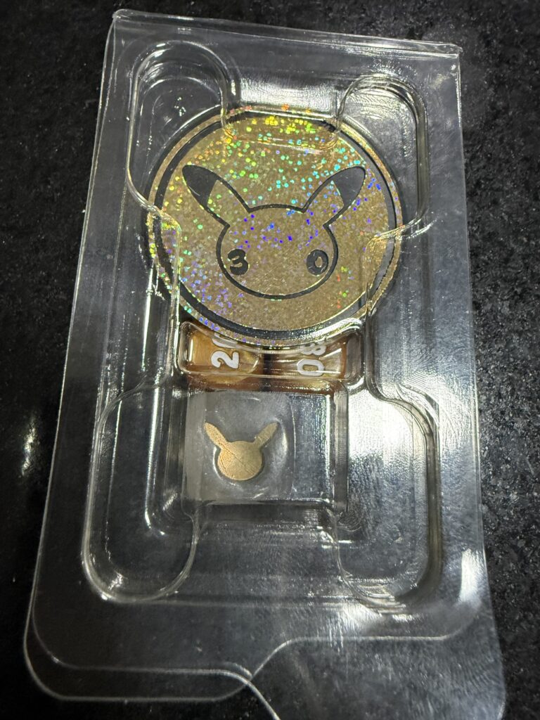 Pikachu Pokémon 30th Celebration Set de Moneda Holo y Dados ETB 2026